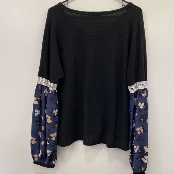 Waffle-knit sweater with floral balloon sleeves and lace detail - Picture 3 of 7